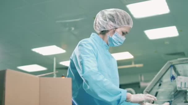 Жінка-працівник це пакети медицини в коробки — стокове відео