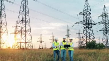 Mühendisler güç şebekelerini kontrol ediyor. Elektrik endüstrisi, elektrik enerjisi üretim konsepti.