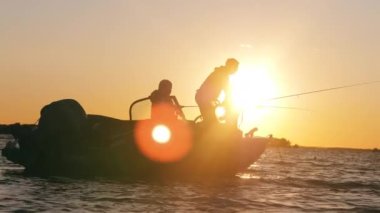 Babam çocuklarına tekneden balık tutmalarında yardım ediyor.