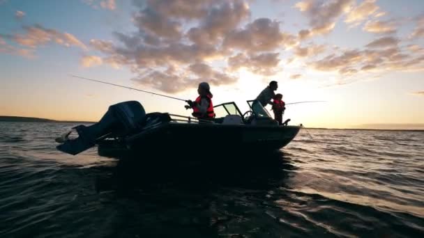 Motora y padre con niños pescando desde ella — Vídeos de Stock