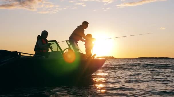 I bambini pescano con il loro papà al tramonto — Video Stock