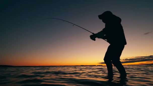 十几岁的男孩晚上在湖里钓鱼 — 图库视频影像