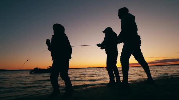Los niños están siendo felices mientras pescan con su padre — Vídeos de Stock