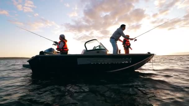 Los niños están pescando desde un barco con su padre — Vídeos de Stock