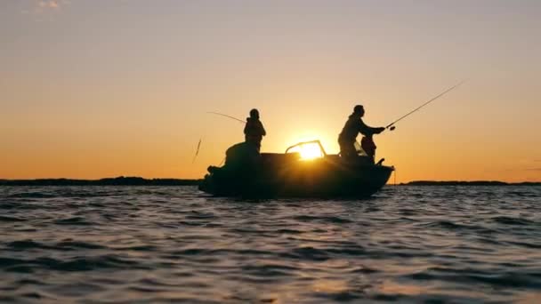 Lac du coucher du soleil et un père pêche avec des enfants — Video