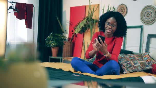 Auto-cuarentena dama africana es e-shopping desde casa — Vídeos de Stock