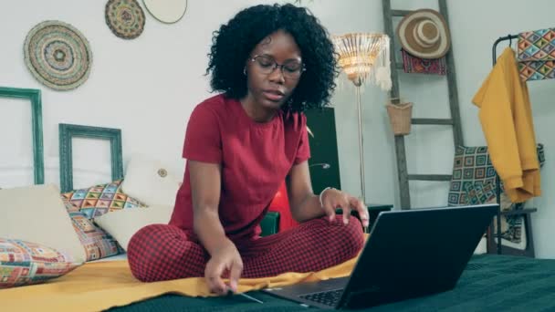 Mladá africká dáma je e-nakupování z domova v uzamčení — Stock video