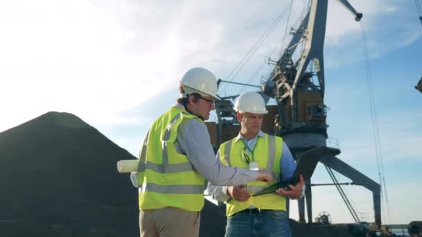 Ingenieros masculinos están hablando de un proyecto de construcción. — Vídeos de Stock
