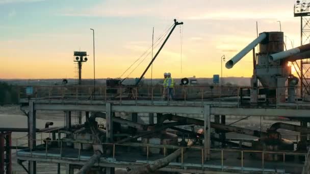 Ingenieurs lopen langs een enorm laadplatform in de haven — Stockvideo