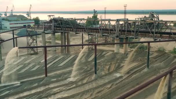 Carrière de sable avec équipement industriel situé près de la rivière — Video