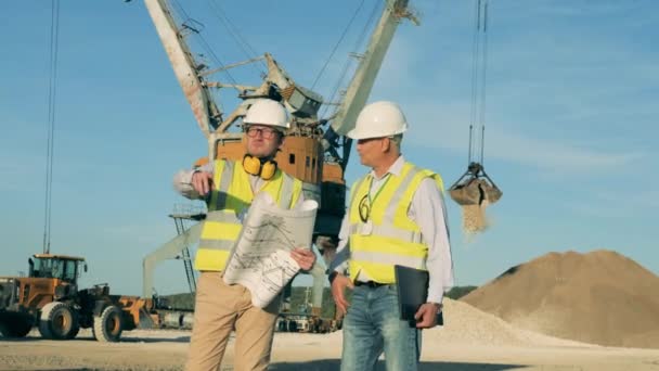 Flodhamn med manliga ingenjörer talar om byggprojekt — Stockvideo
