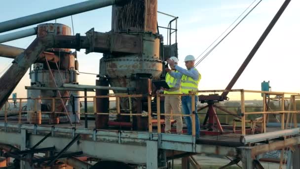 Mannelijke ingenieurs kijken rond in de rivierhaven van boven — Stockvideo