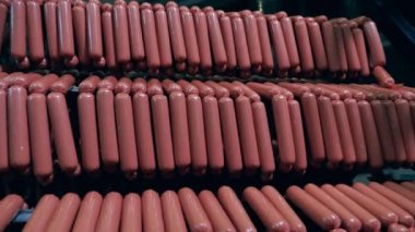 Fabrikada taze sosisler depolandı.