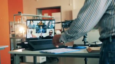 Bir öğretmen online derste yetişkin öğrencilere drone gösteriyor. Uzaktan eğitim, online üniversite dersi, uzak öğrenim konsepti.