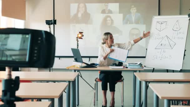 Online-Unterricht, Fernstudienkonzept. Eine Dame erklärt Formeln während ihrer Online-Lektion in einer leeren Klasse — Stockvideo