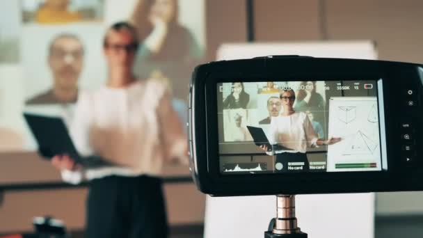 Profesora durante una clase en línea mostrada a través de la cámara — Vídeo de stock