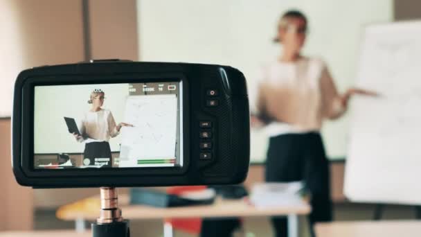 Uma mulher que tem uma aula online está sendo mostrada através da câmera — Vídeo de Stock