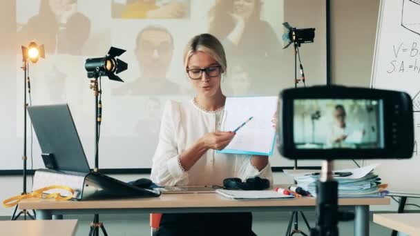 Una signora sta spiegando materiale durante una lezione online — Video Stock