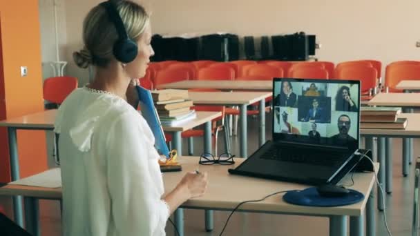 En kvinna pratar med flera användare under en virtuell lektion. Fjärrundervisning, nätcollege lektion, distansstudier koncept. — Stockvideo