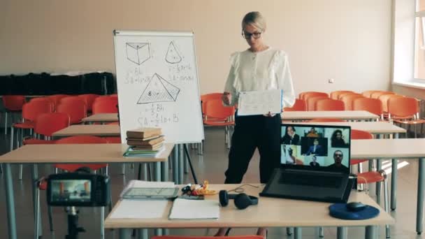 Mathelehrer leitet Online-Kurs für Erwachsene — Stockvideo