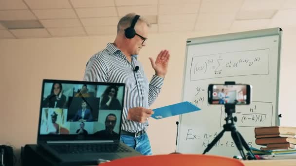 Afstandsonderwijs, online college les, afstandsonderwijs concept. Man leraar is het uitleggen van formules tijdens het onderwijs online — Stockvideo