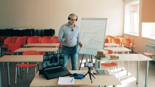 한 남자가 여러 명의 사용자를 위한 온라인 강의를 진행하고 있습니다. 온라인 강의, 원격 학습 개념. — 비디오