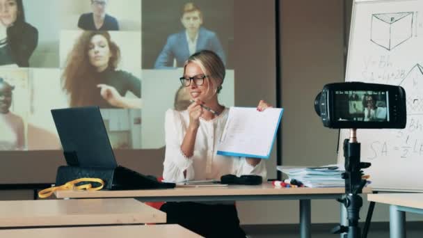 Ein Lehrer unterhält sich während einer Online-Unterrichtsstunde mit erwachsenen Schülern. Fernstudium, Fernunterricht, Online-Unterricht während der Sperrung. — Stockvideo