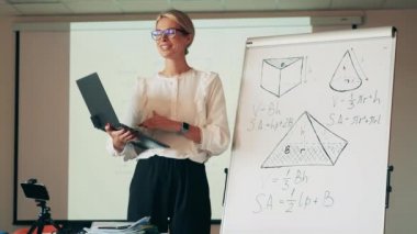 Uzaktan eğitim, uzaktan eğitim, tecrit sırasında online ders. Kadın öğretmen çevrimiçi bir ders verirken gülümsüyor