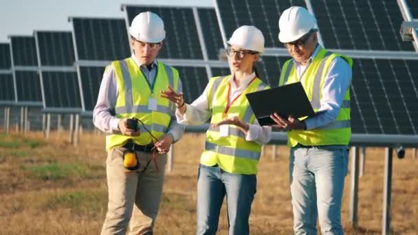 Técnicos discuten inspección de baterías solares — Vídeos de Stock