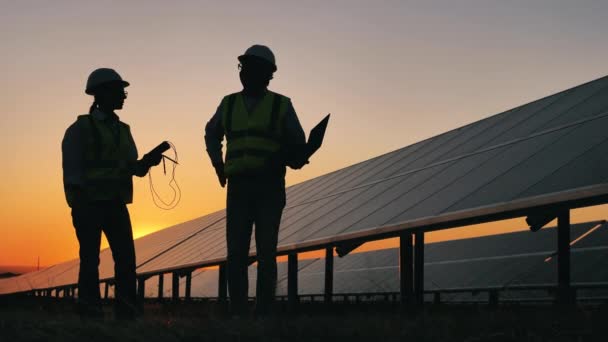 Ingenieros de mantenimiento están hablando de paneles solares — Vídeos de Stock