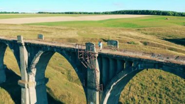 Spor turisti büyük bir köprüde yürüyor.