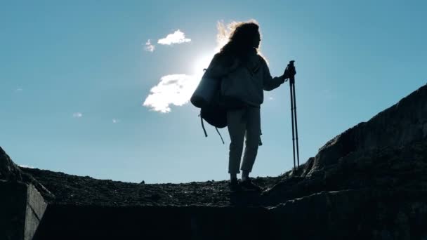 Turista deportiva femenina está de pie en las ruinas y disfrutando del resto — Vídeos de Stock