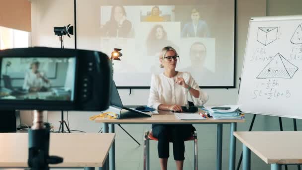 Matematiklärare har en online lektion med vuxna studenter — Stockvideo