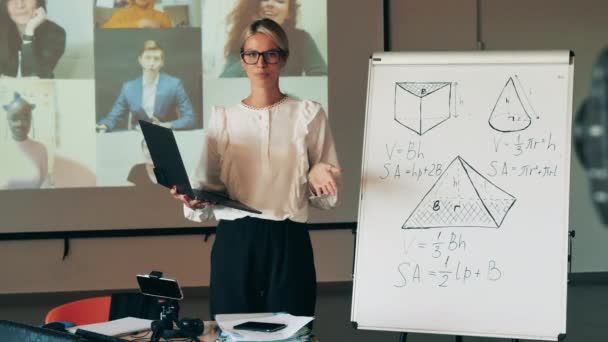 Kamera, geometri dersi sırasında bir bayan öğretmeni çekiyor. — Stok video