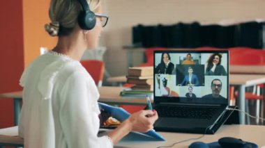 Yetişkin öğrenciler online derse katılıyorlar.