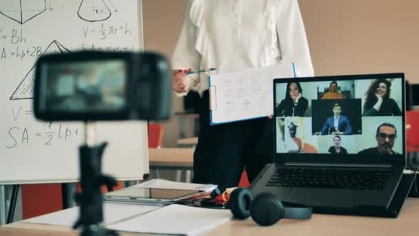 Une dame explique des figures géométriques à des étudiants adultes en ligne. Enseignement en ligne, formation en ligne, enseignement en ligne, télétravail, enseignement à distance, enseignement à distance, concept d'enseignement à distance. — Video