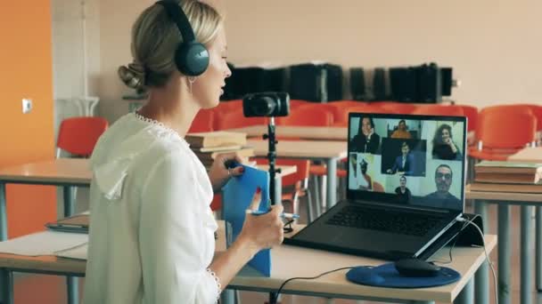 Aprendizaje en línea, educación en línea, educación a distancia, concepto de educación a distancia. Un profesor está teniendo una lección en línea multiusuario — Vídeo de stock