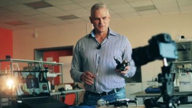 Robot bilimi öğretmeni online öğrencilere biyonik bir el gösteriyor. Çevrimiçi öğrenme, çevrimiçi eğitim, uzaktan öğrenme, uzaktan eğitim kavramı.