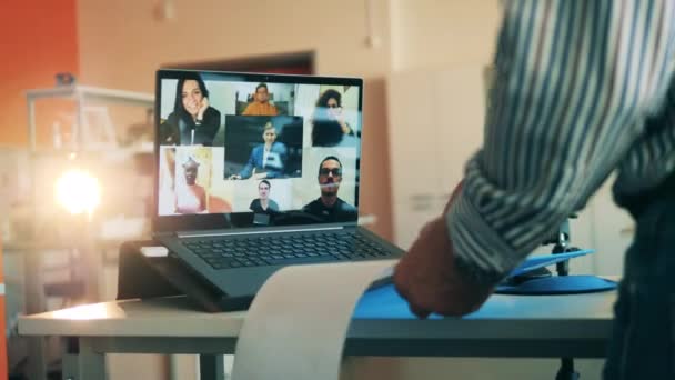 Exposição do portátil com um grupo de estudantes adultos que têm uma classe em linha. Aprendizagem on-line, educação on-line, educação a distância, conceito de educação a distância. — Vídeo de Stock