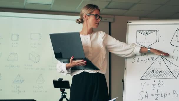 Lehrerin mit Laptop erklärt geometrische Figuren — Stockvideo