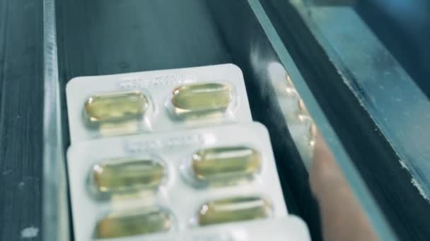 Blisterverpakkingen met capsules op een transportband. — Stockvideo