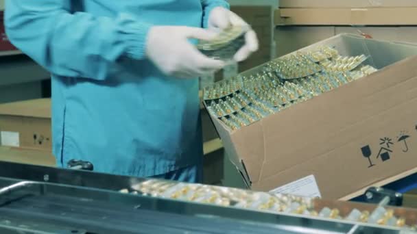 Apotekaren lägger piller i en låda. Produktionslinje för läkemedelsfabriker. Produktionslinje för läkemedel vid en modern läkemedelsanläggning. — Stockvideo