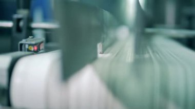 Kremalı tüpler taşıyıcıda hareket ediyor..