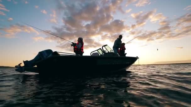 Barn fångar fisk med sin far medan de är på en båt — Stockvideo