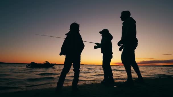 孩子们和他们的父亲在钓鱼的时候玩得很开心 — 图库视频影像