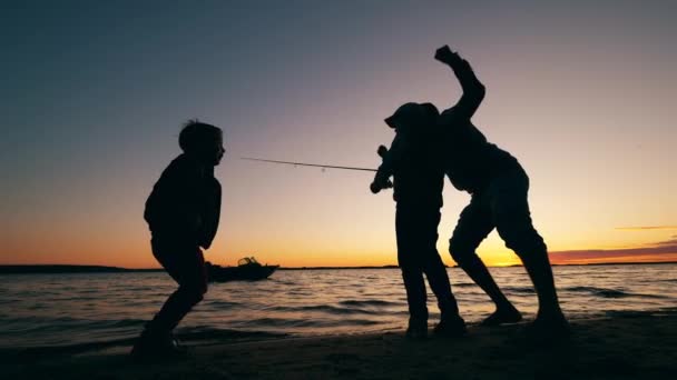 Τα παιδιά διασκεδάζουν με τον μπαμπά τους ενώ ψαρεύουν. — Αρχείο Βίντεο