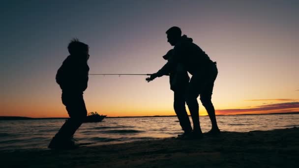 Padre está enseñando a sus hijos felices a pescar — Vídeos de Stock