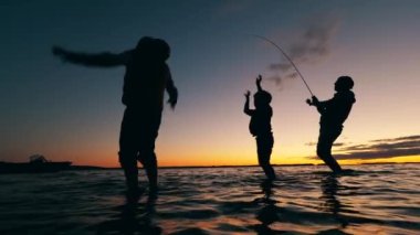 Babaları balık tutarken oğullar mutlu oluyor.