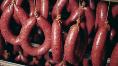 Kırmızı sosisler et fabrikasında pişirilmiş..