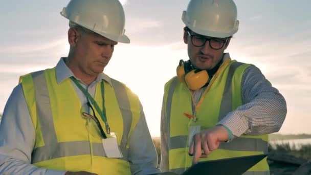 Ingenieros masculinos discuten un proyecto a la luz del sol — Vídeos de Stock